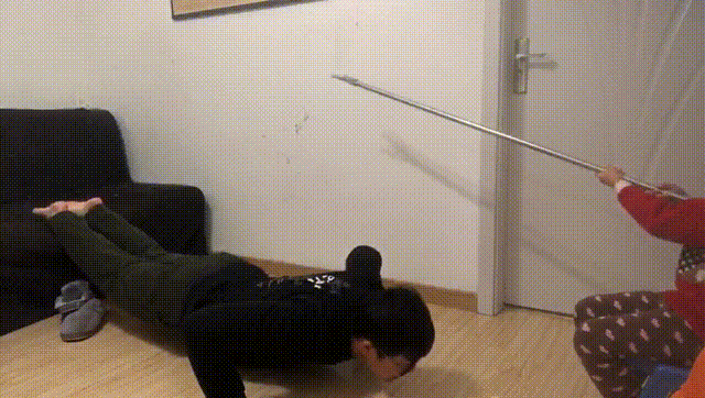 衣服撑接俯卧撑